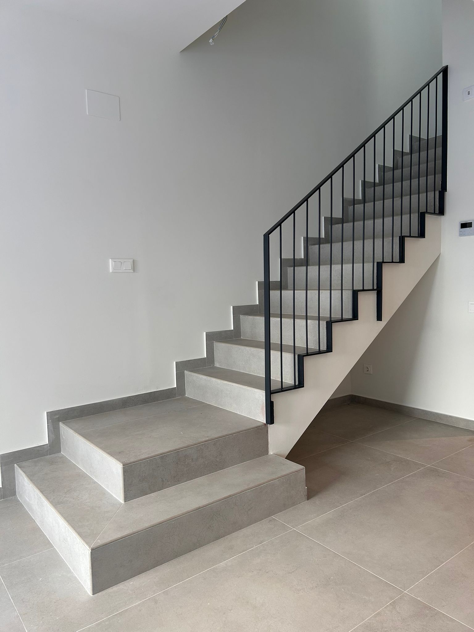 Barandillas negras diagonal en escaleras