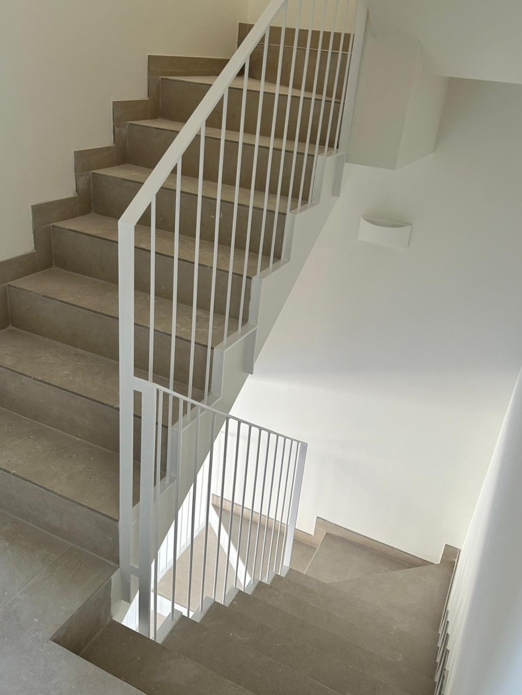 Barandillas blancas diagonal en escaleras