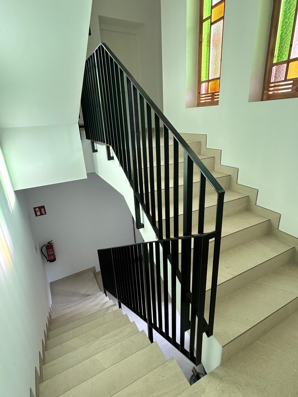 Barandillas negras diagonal en escaleras