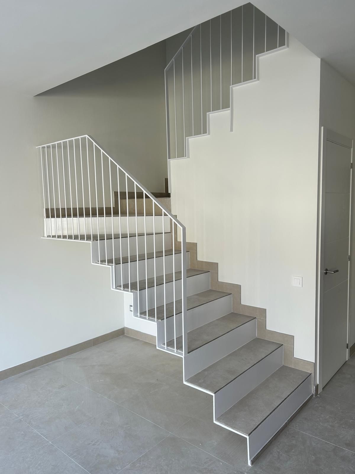 Barandillas blancas diagonal en escaleras
