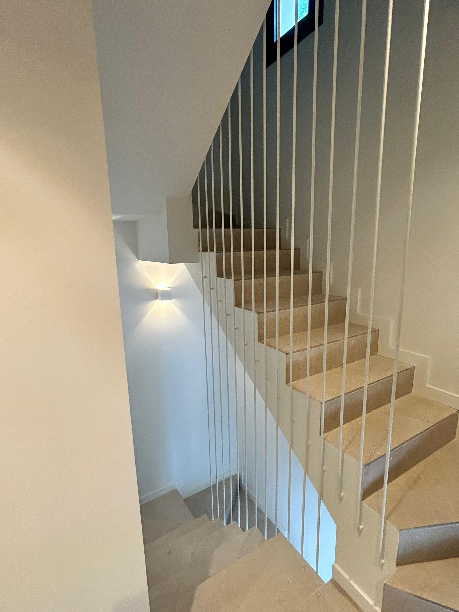 Barandillas blancas sin pasamanos en escaleras