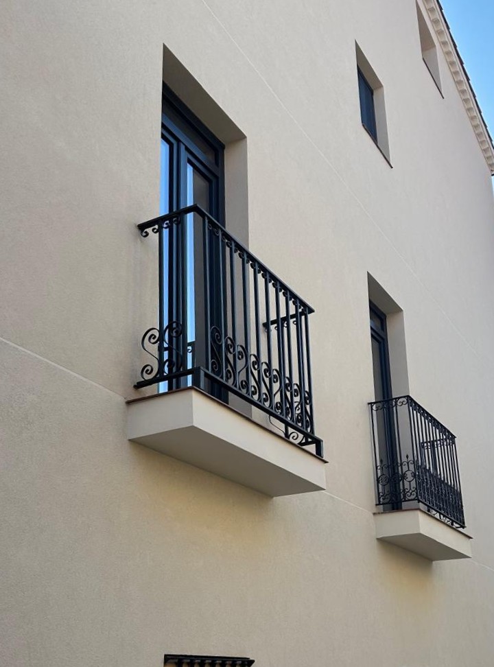 Barandillas horizontal en balcón con pasamanos